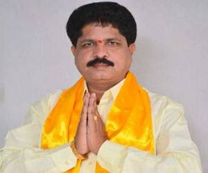 kukatpally mla,madhavaramkrishna rao,join,trs,kcr  టీడీపీని టైం చూసి కొట్టాడు..!!